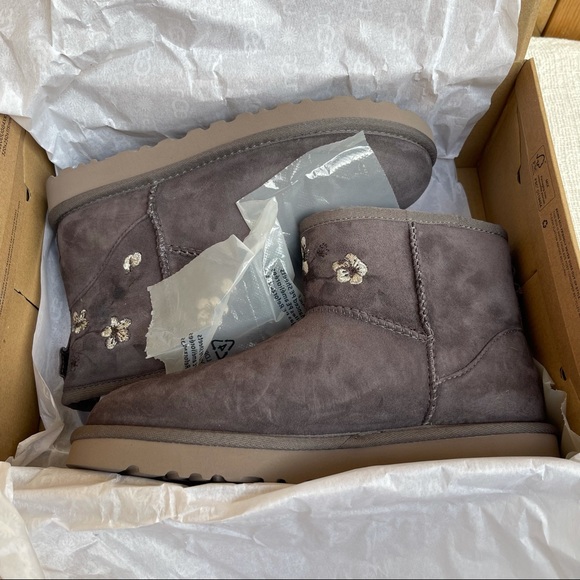 💘 UGG AUSTRALIA CLASSIC MINI BLOSSOM BOOTS BRAND NEW WITH BOX 7 - Picture 3 of 11